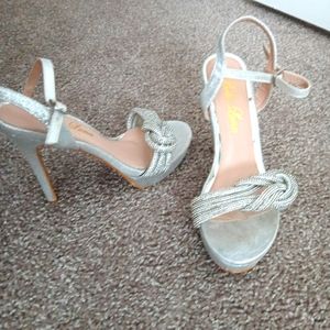 Silver 4" heels with chain knot on toe